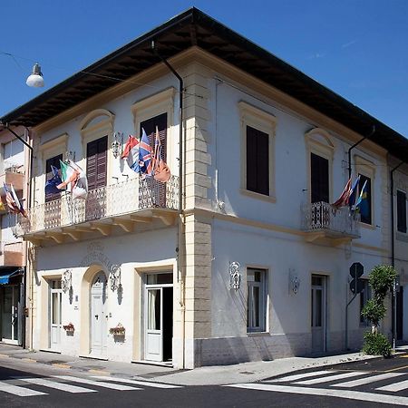 Hotel La Petite Maison Виареджо Экстерьер фото
