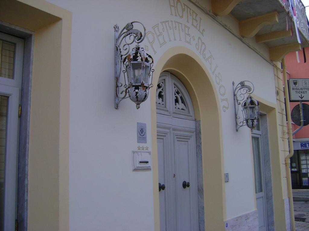 Hotel La Petite Maison Виареджо Экстерьер фото