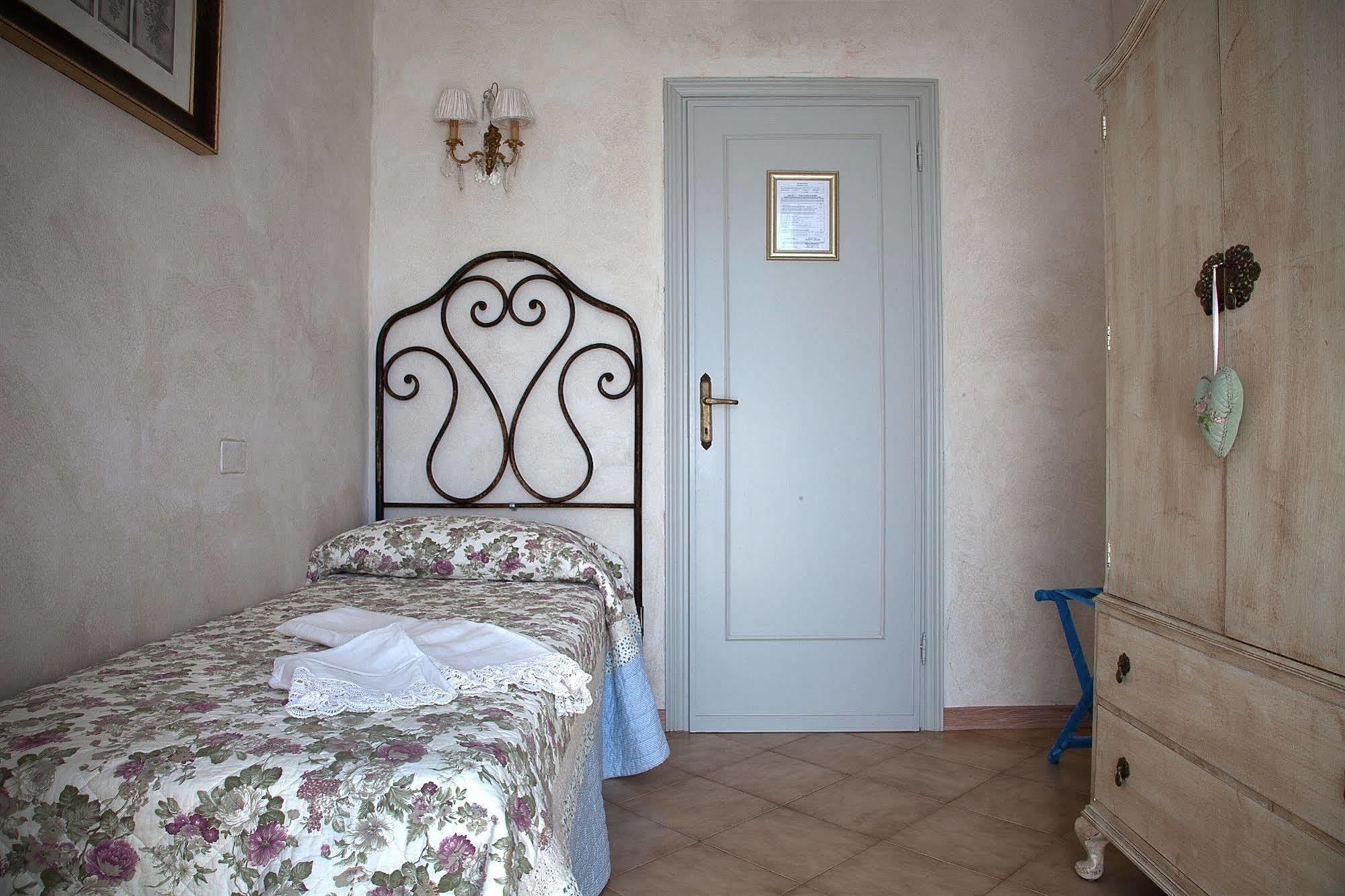 Hotel La Petite Maison Виареджо Экстерьер фото