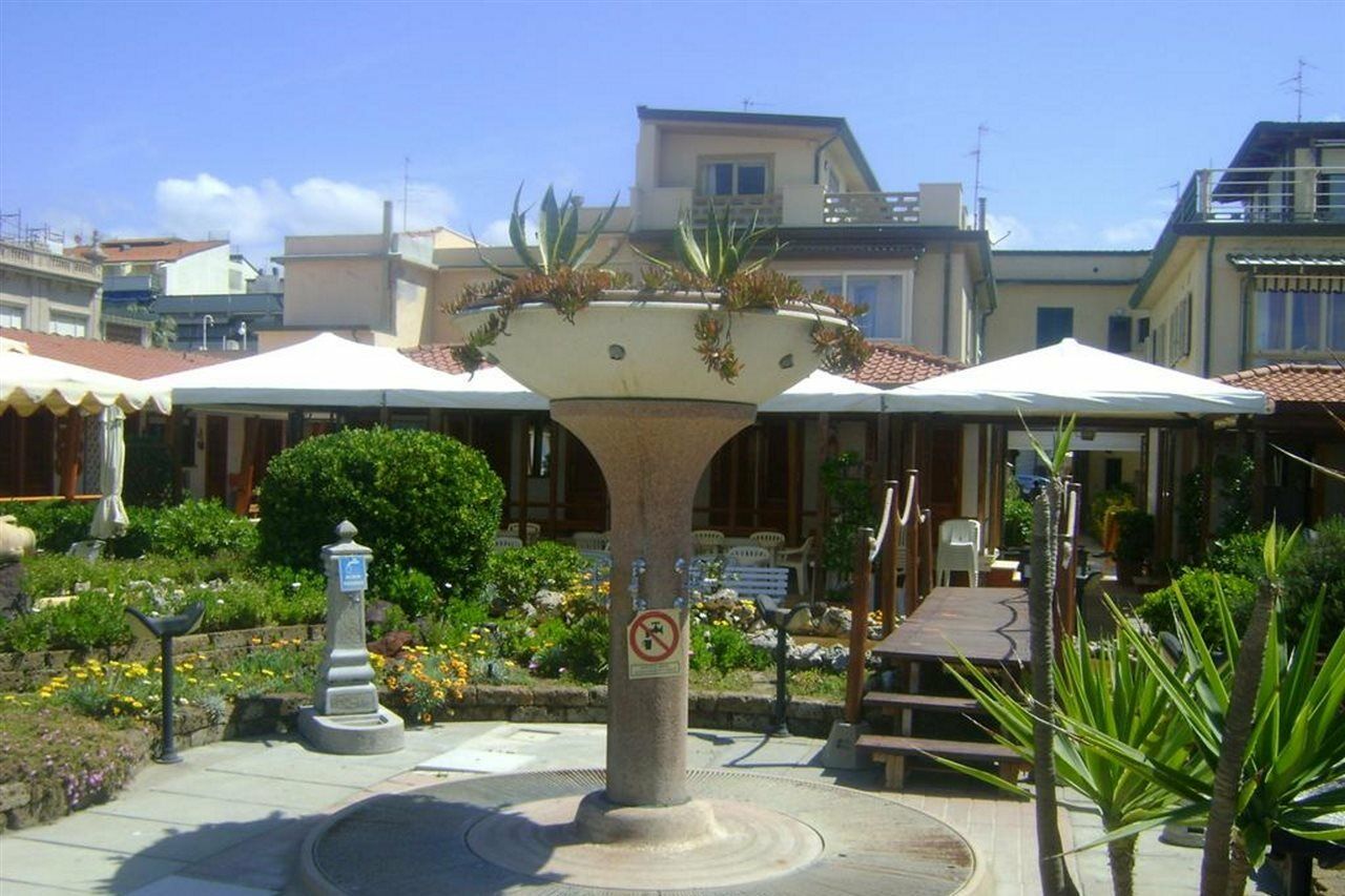 Hotel La Petite Maison Виареджо Экстерьер фото